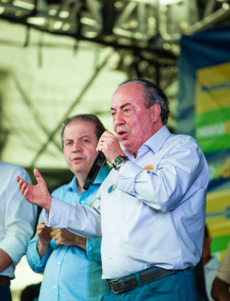 Danilo de Castro discursando em evento de campanha